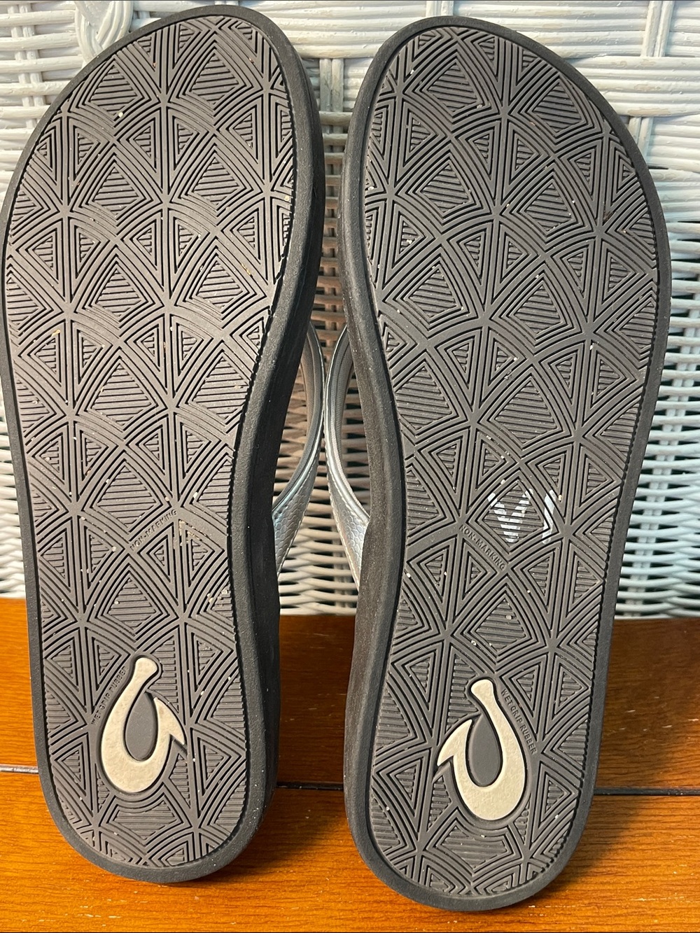 OluKai Pauwe Silver Metallic Thong Sandals Like New Size 8 - Picture 11 of 12